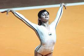 ناديا كومانتشي، البطلة الرومانية الأسطورية، لم تكن مجرد لاعبة جمباز، بل رمز للشجاعة والإصرار.